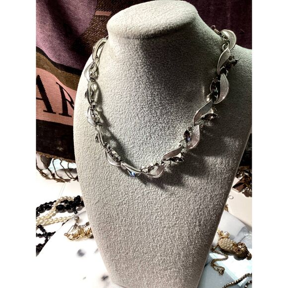 Vintage Lisner Necklace Silver with Smoky Marquis-Cut Crystals - Picture 3 of 3